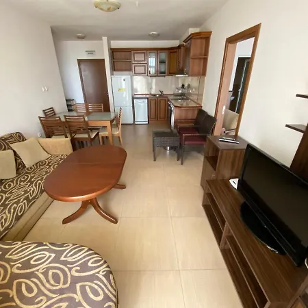 Kamelia Grand Apartments 阳光海滩